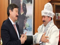Başkan Demirel ‘çapan  giydi