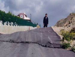 Yol çökebilir, taş düşebilir