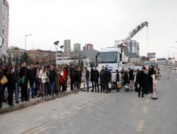 Metro önünde korkulu bekleyiş