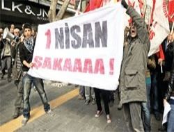Protestoda polise 1 Nisan şakası