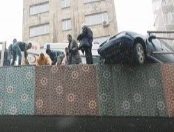Parçalanan korkuluk kafasına düştü
