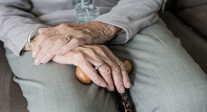 Bakan Ersoy dan depremzede aileye ziyaret