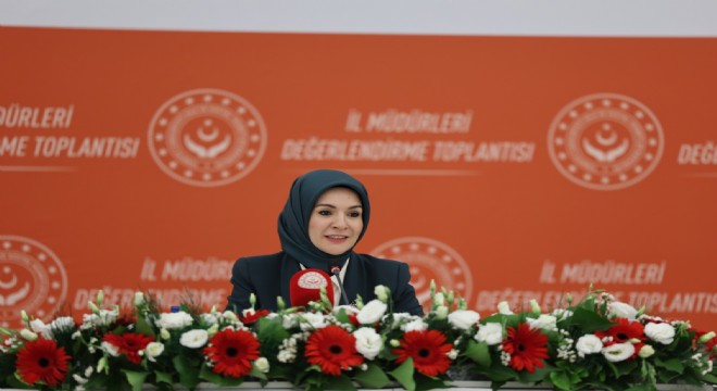 Bakan Göktaş, Erciyes Kamp Eğitim Merkezi nde çocuklarla bir araya geldi