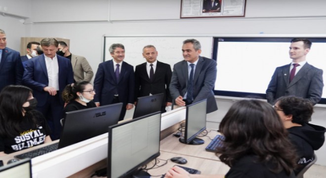 Bakan Özer, İstanbul’da okul ziyaretlerinde bulundu