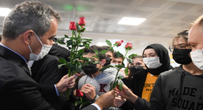 Bakan Özer den öğretmenler Günü nde okul ziyareti