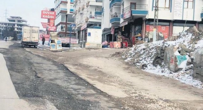 Bostancık caddesi’nde kazı eziyeti