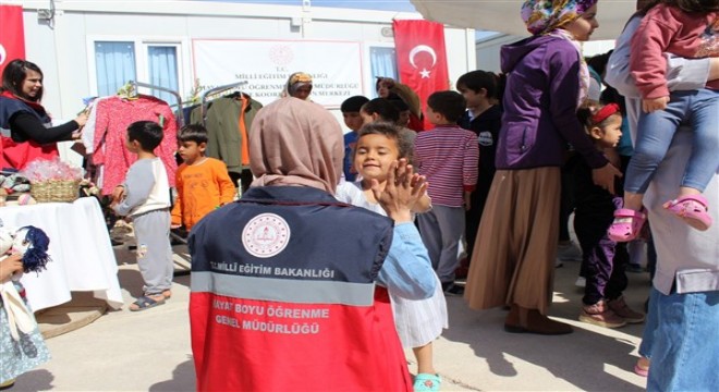 Deprem bölgesindeki 12 bin çocuğa bayramlık hediyeleri ulaştırıldı