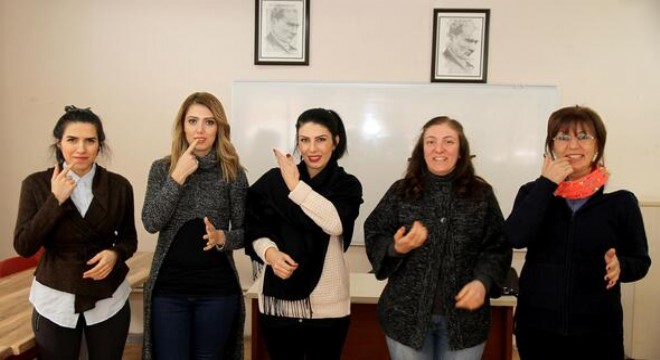 Kursiyerlere işaret dili eğitimi