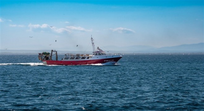 Makine arızası nedeniyle sürüklenen tekne Akyarlar’a demirletildi