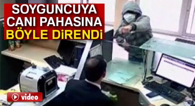 PTT çalışanı silahlı soyguncuya canı pahasına böyle direndi