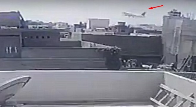 Pakistan’da yolcu uçağının düşme anı güvenlik kameralarına yansıdı
