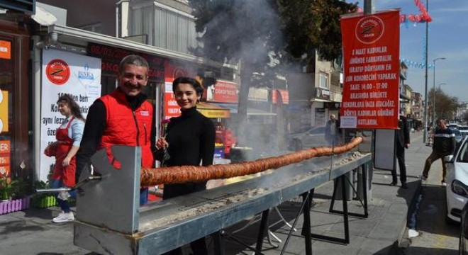 Rekor için 5 metre kokoreç hazırladı