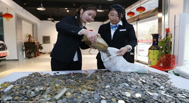 Satın aldığı otomobilin parası 170 torba bozuk parayla ödedi