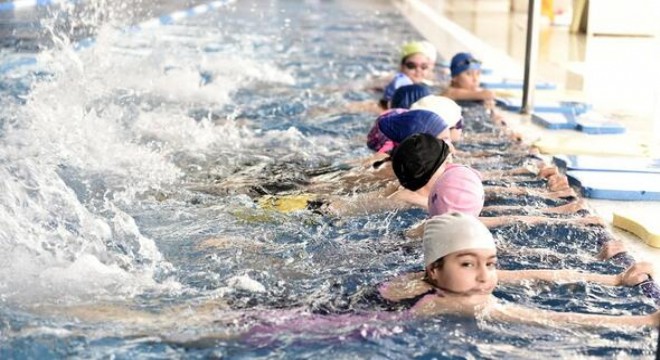 Sıcaktan bunalan havuza koşuyor