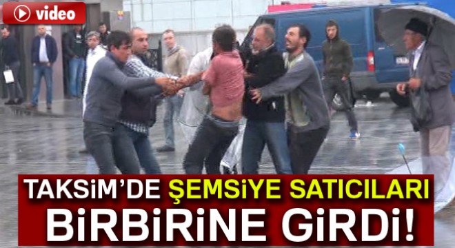 Taksim de şemsiye satıcılarının meydan kavgası