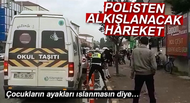 Trafik polisinden alkışlanacak hareket